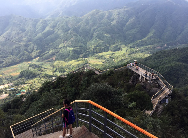 最恐怖的 玻璃天梯 即将建成 秒杀张家界玻璃桥 恐高症谨慎