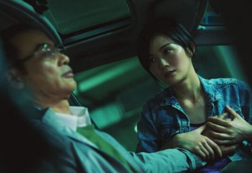 阿sa"野蛮式发育"?50度灰裙快被撑爆,身材不输18岁嫩模