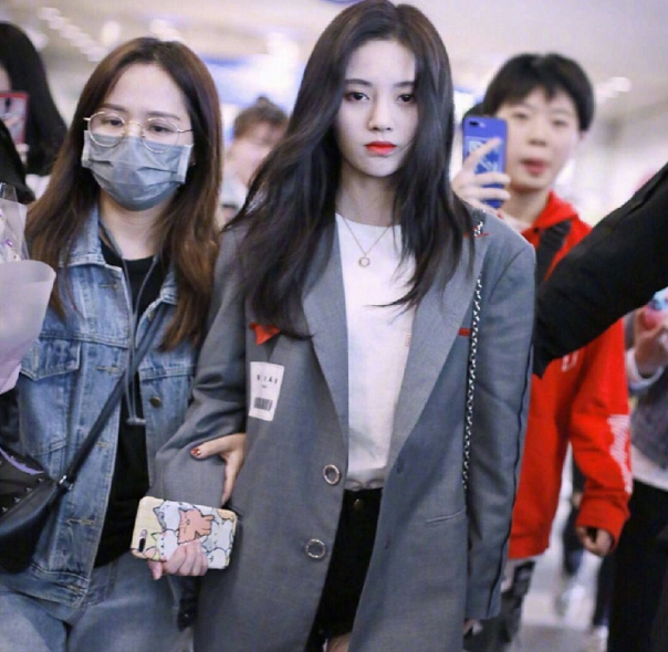 鞠婧祎周洁琼同款发型,合影差距明显,终于懂为啥能叫4千年美女