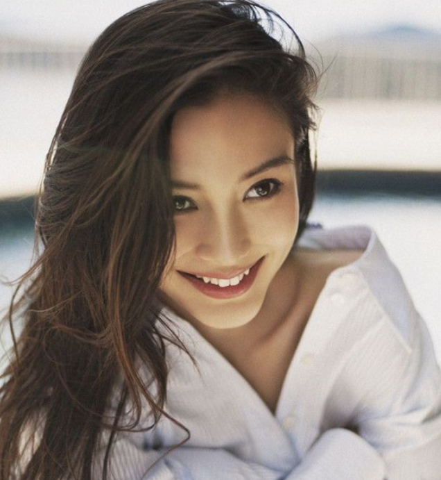 韩国女模百万巨资整容成angelababy,网友:傻傻分不清