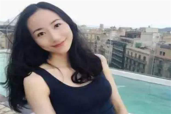 网红摔已成过去式,来看看韩雪的"炫富摔",网友:估计无人能及