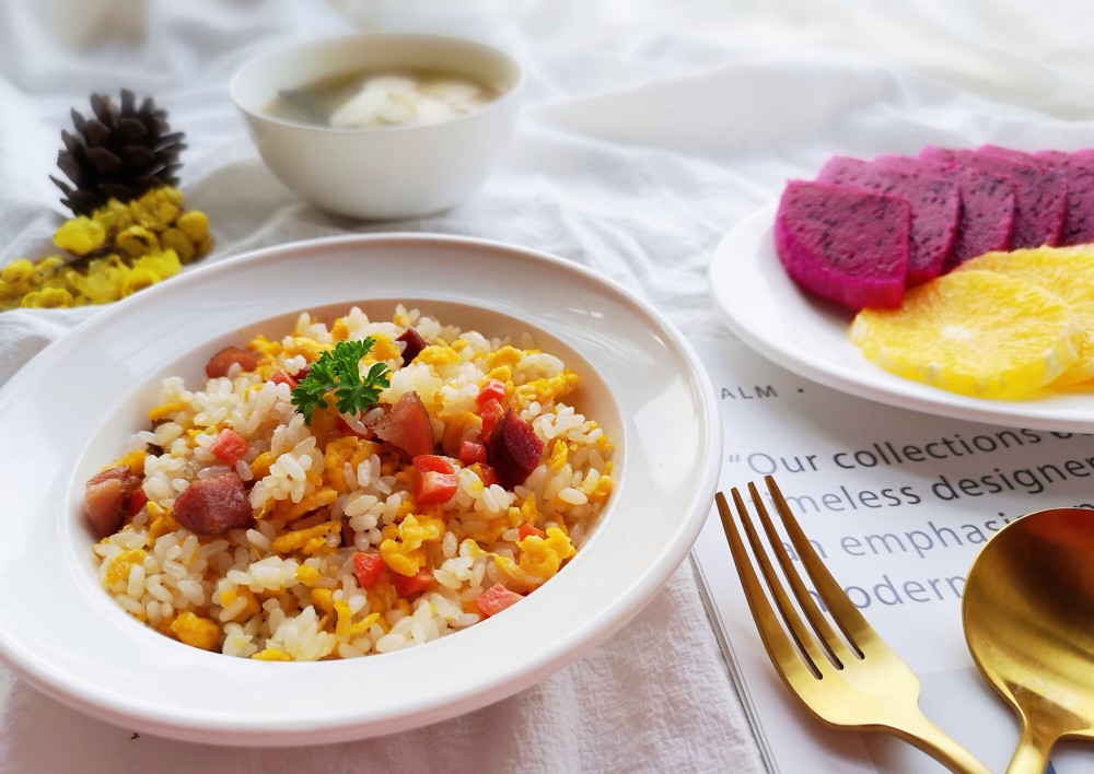 今早吃个简单的,腊肠蛋炒饭