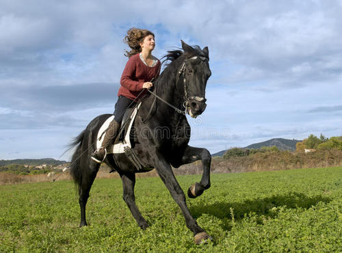 她美丽的脸庞因为运动而变成了红色,白里透红,栗色的头发在风中飘拂.