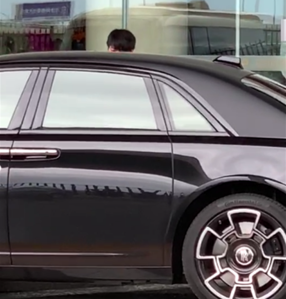 "小绵羊"张艺兴的座驾,640万劳斯莱斯,"炫酷黑"如此霸气
