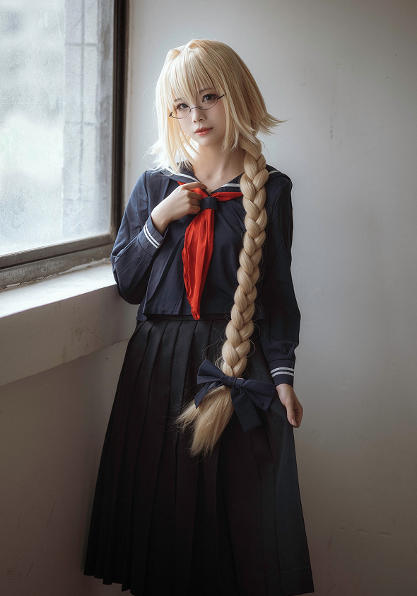 14岁小萝莉cos贞德意外带火老爹袜是00后的最爱