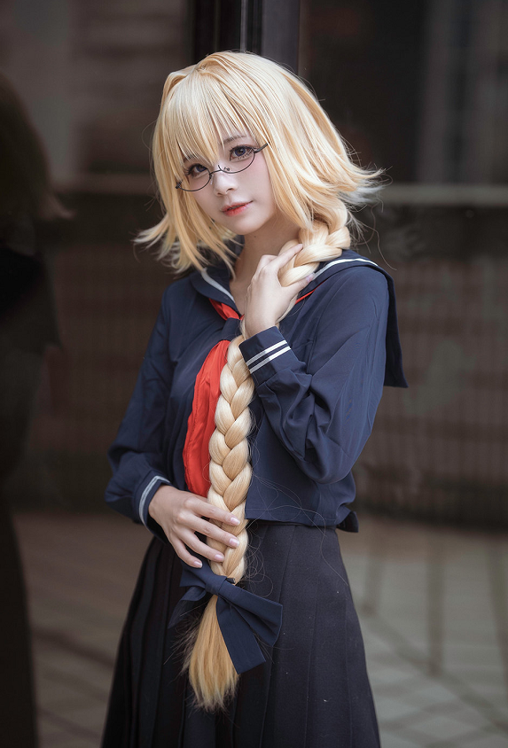 14岁小萝莉cos贞德意外带火老爹袜是00后的最爱