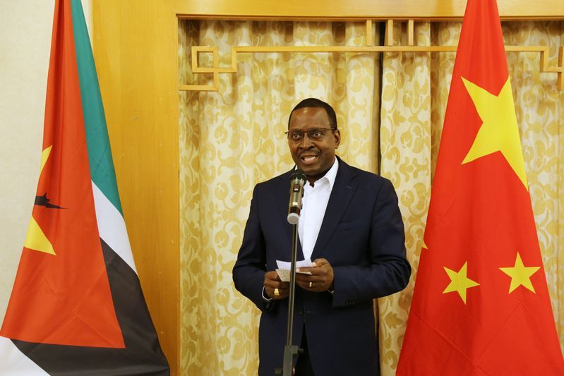 中国驻莫桑比克使馆欢送赴华留学生