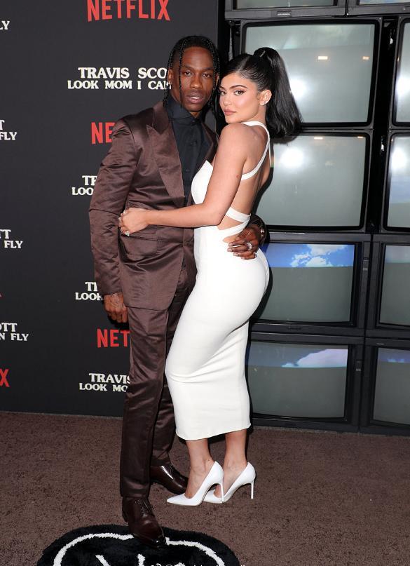 金小妹抱女儿刺爱心纹身为黑人男友甜蜜站台!暴露满身色斑有点尬