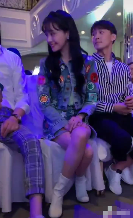 郑爽腿到底有多细坐下时能拧成麻花90斤妹子表示模仿不了