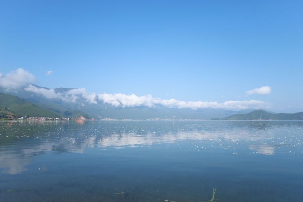 是云在绘画 坐在湖边 望着天 想着不着边际的事 泸沽湖小丁哥 摄 我