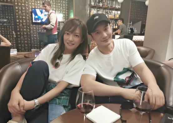 赵薇|赵薇黄晓明时隔半年再同框，44岁赵薇瘦身成功却比老同学显老气