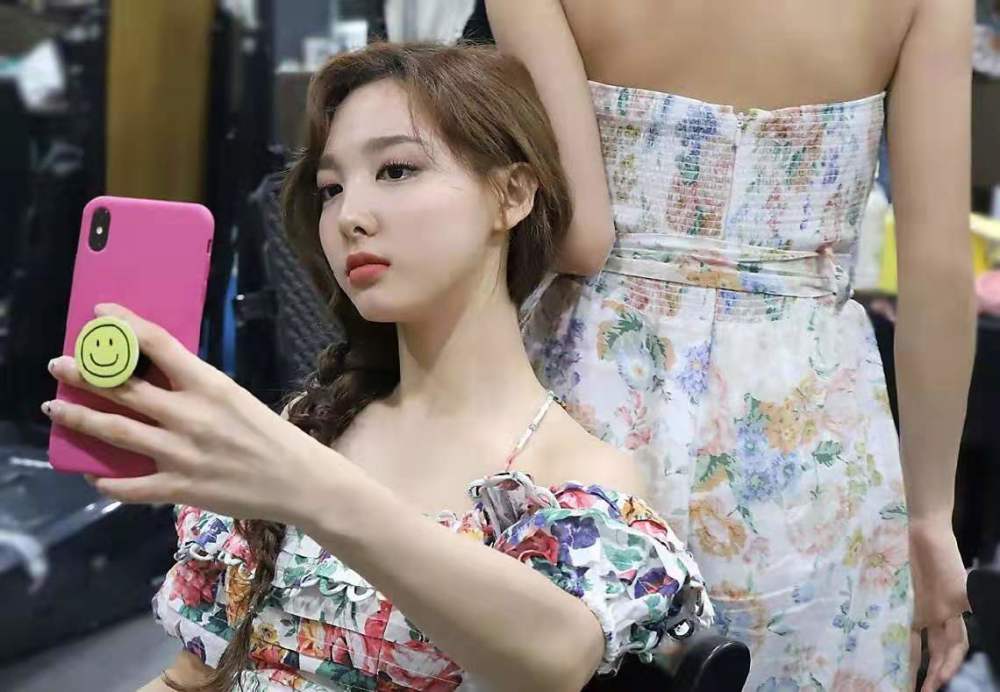 twice成员集体发福,碎花裙展现性感身材,朴志效成团内最瘦