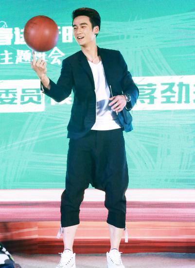 蒋劲夫打篮球真的好帅好暖啊,没想到他这么会打篮球