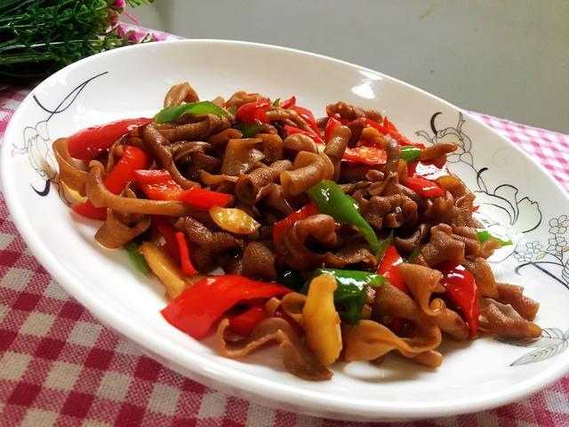 那么今天要给大家分享的一道超级简单又实惠的美食"辣椒炒鸭肠",辣椒