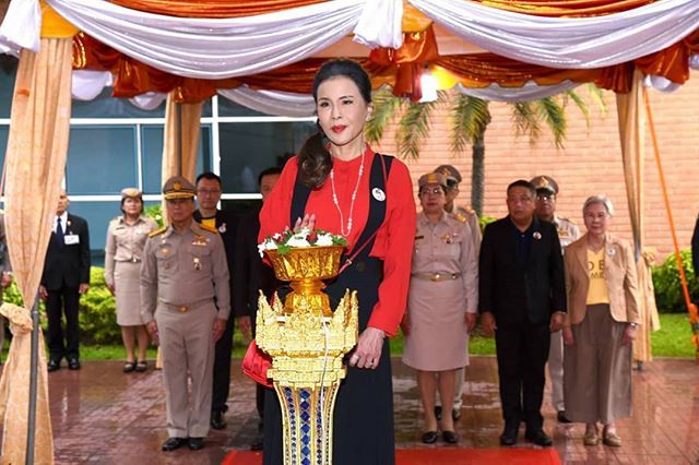 泰国大公主不愧是混娱乐圈的68岁穿背带裙太少女赢了贵妃