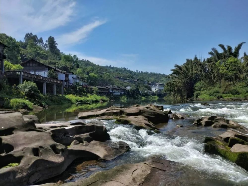 距岷江5千米,相傳在明清時期,因古鎮順河街形似長箭,一塊大石板恰恰壓