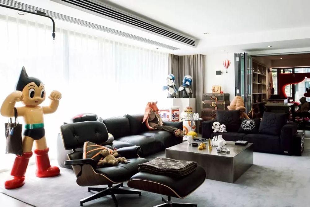 玩具|他在西湖边买200㎡豪宅，4年不住人，堆满的玩具总价超房子