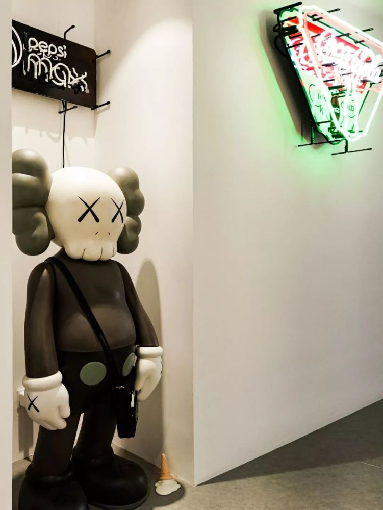 玩具|他在西湖边买200㎡豪宅，4年不住人，堆满的玩具总价超房子