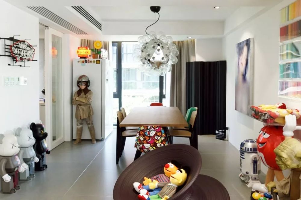 玩具|他在西湖边买200㎡豪宅，4年不住人，堆满的玩具总价超房子