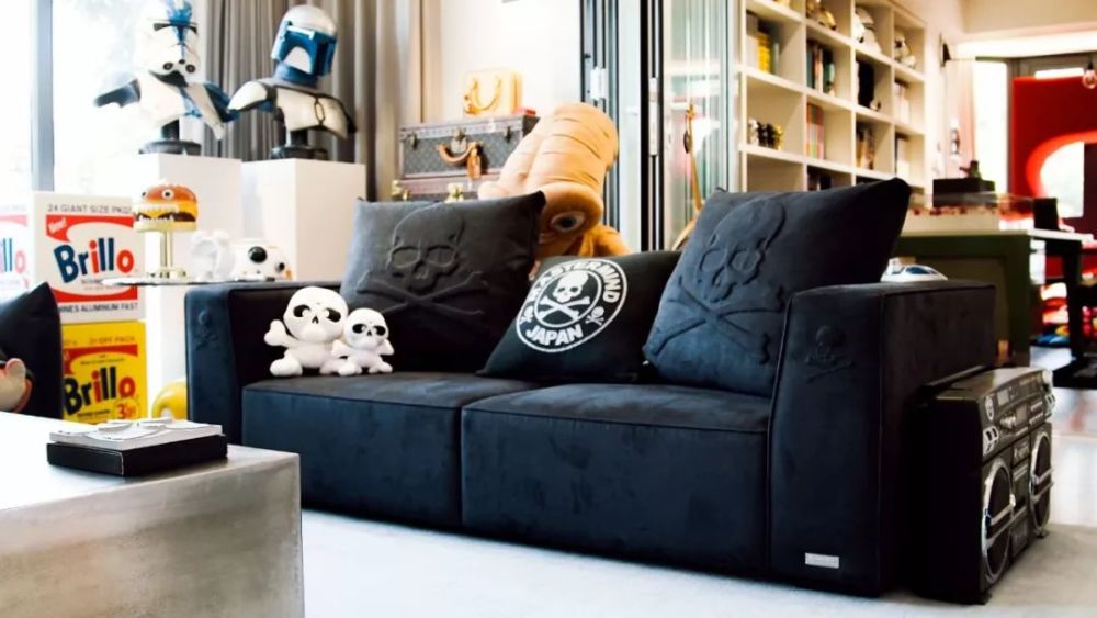 玩具|他在西湖边买200㎡豪宅，4年不住人，堆满的玩具总价超房子