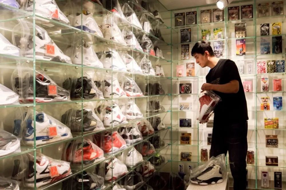 玩具|他在西湖边买200㎡豪宅，4年不住人，堆满的玩具总价超房子