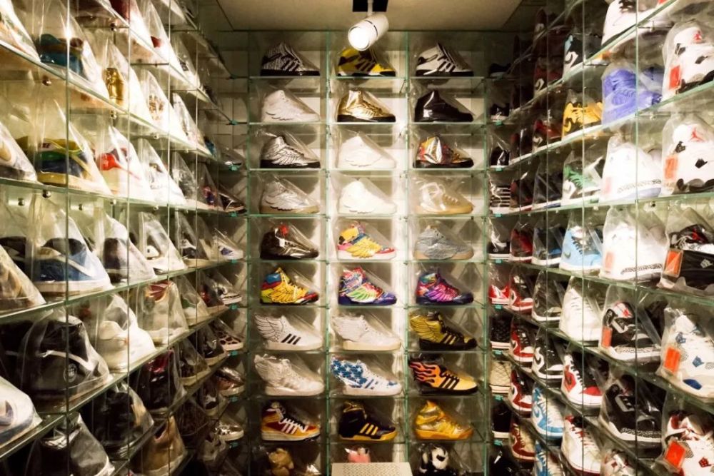 玩具|他在西湖边买200㎡豪宅，4年不住人，堆满的玩具总价超房子