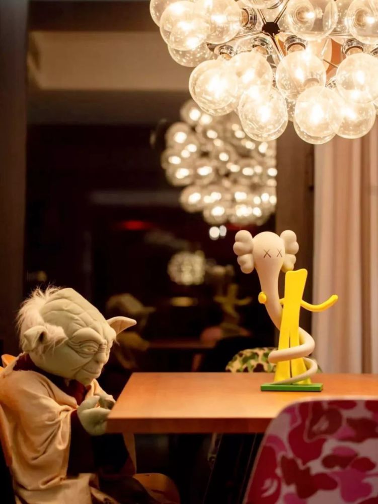 玩具|他在西湖边买200㎡豪宅，4年不住人，堆满的玩具总价超房子