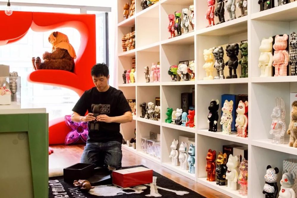 玩具|他在西湖边买200㎡豪宅，4年不住人，堆满的玩具总价超房子