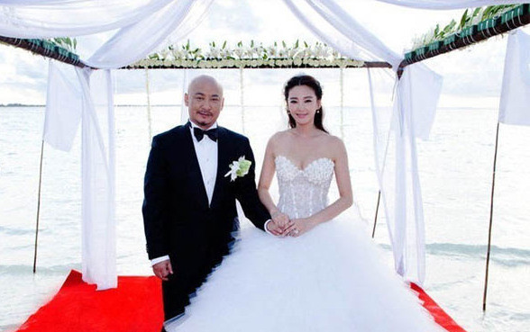 懒理前夫绯闻 张雨绮与新欢现身售楼处 好事将近