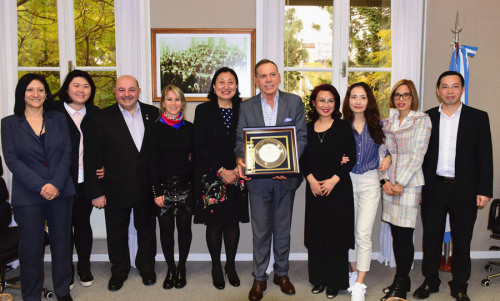 阿根廷华人代表向阿移民局局长赠送纪念牌匾