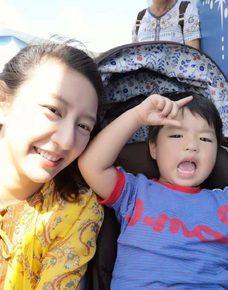 凌潇肃一家走机场唐一菲气质出众宽大t恤遮不住凌潇肃的肚腩