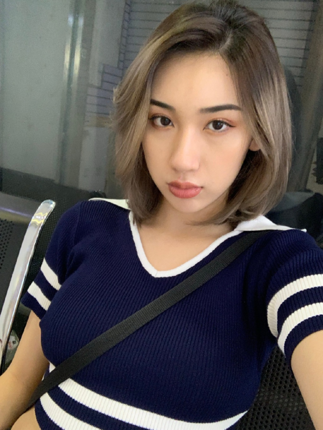 的颜值而备受关注,在之后的表演中她演唱了《春丽》被爆出抄袭nicki