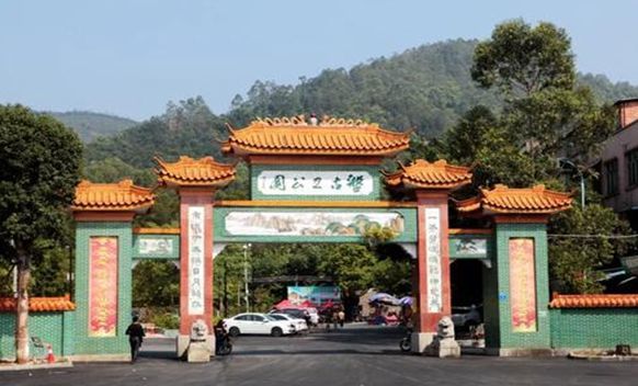 70路在圆玄道观站下 盘古王公园 狮岭盘古王公园位于花都区狮岭镇北部