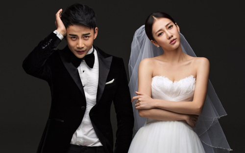 李茂一家三口海边度假儿子亲吻海豚很可爱妻子穿短裙身材好