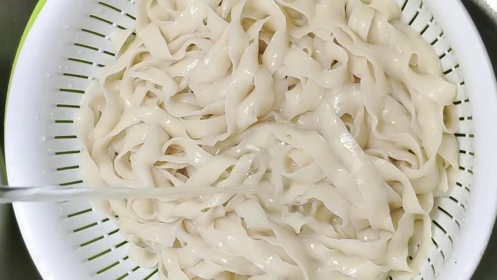 陕西传统油泼面,2毫米的面片"吃口"最佳,西安美食经典符号!