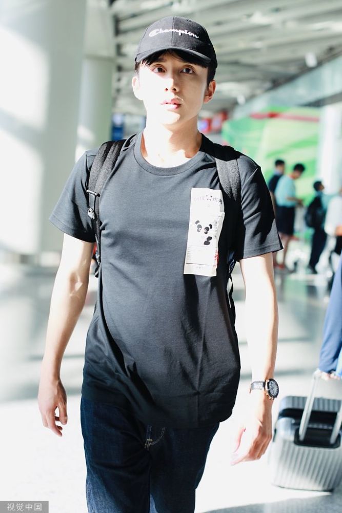 笑出酒窝!张新成素颜搭机颜值能打插兜扮酷一秒破功笑容呆萌