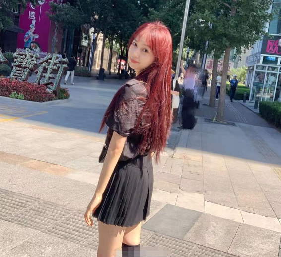 吴亦凡女友海量私照曝光身材苗条五官清秀和宋祖儿是同届同学