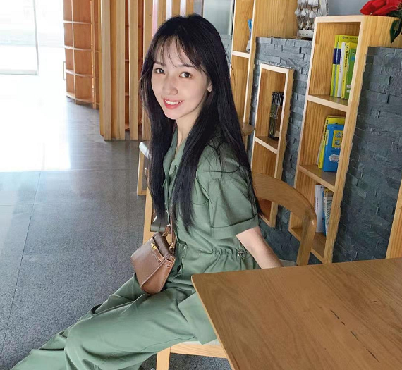 吴亦凡女友海量私照曝光身材苗条五官清秀和宋祖儿是同届同学