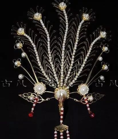 其三,赤金盘螭璎珞圈.