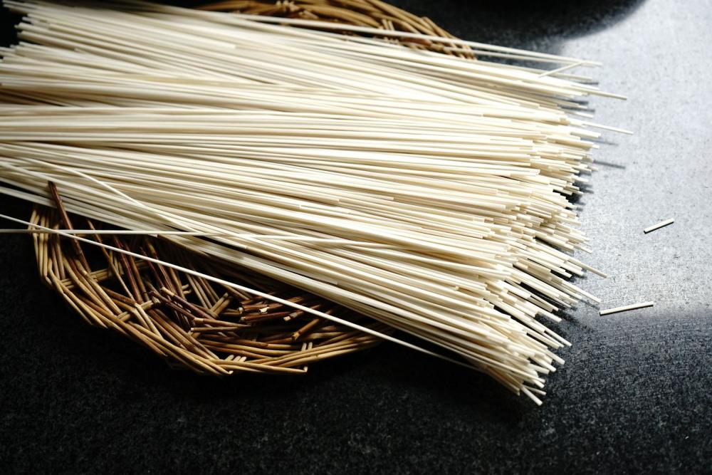 刚好盖住的量;面条上撒一层葱花,盖上锅盖,开始蒸面;用筷子挑散面条