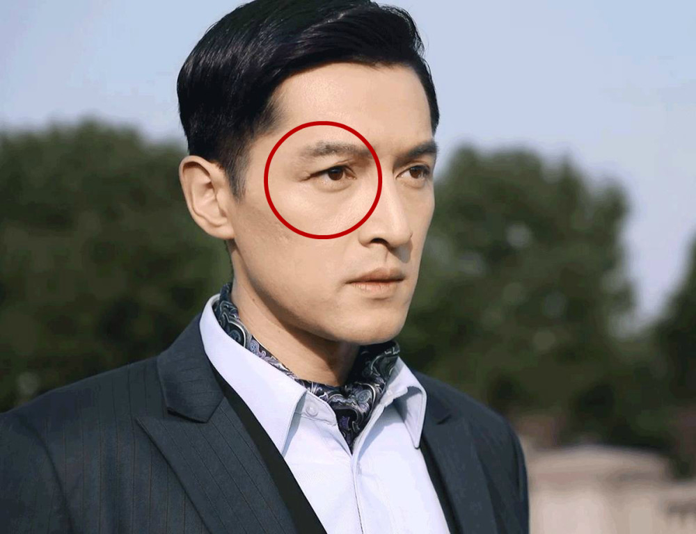 36岁胡歌生图曝光,穿西服风度翩翩,眼角伤痕基本看不出来