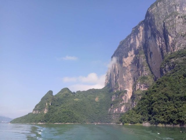 景區內峰群錯落,怪石叢生,峽徑地縫,溶洞天塹,一水通暗湧,四季影仙蹤