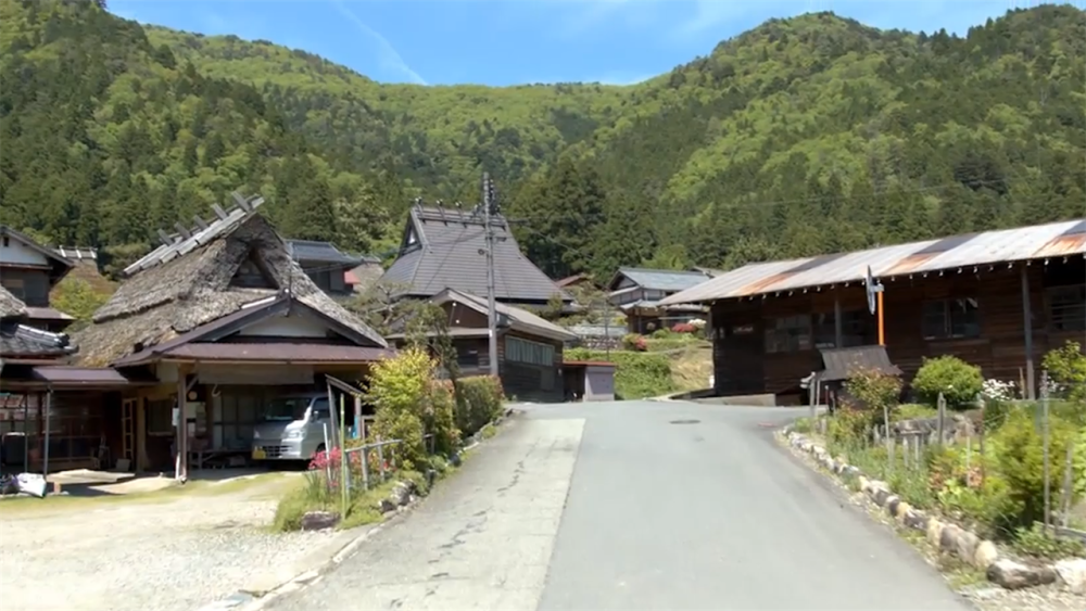 一村子因茅草屋出名,吸引大量游客,有什么