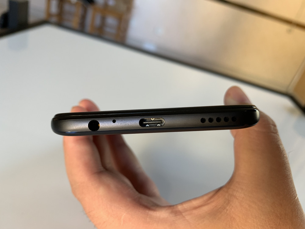 另外相对于碍眼的水滴,刘海,挖孔屏来说,荣耀9x这块6.