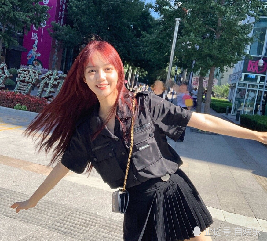 吴亦凡绯闻女友旧照曝光,有刘海没刘海判若两人,难怪只是个网红