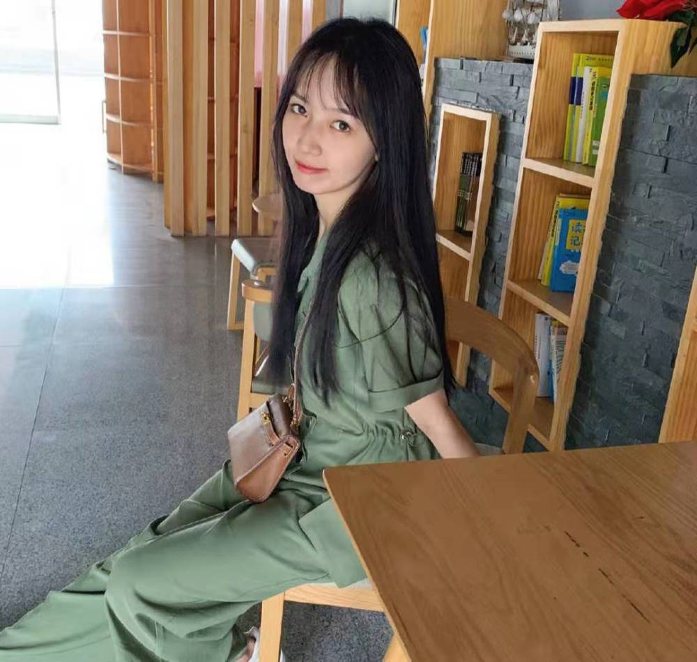 吴亦凡新女友私服甜美又性感,披肩发温柔少女