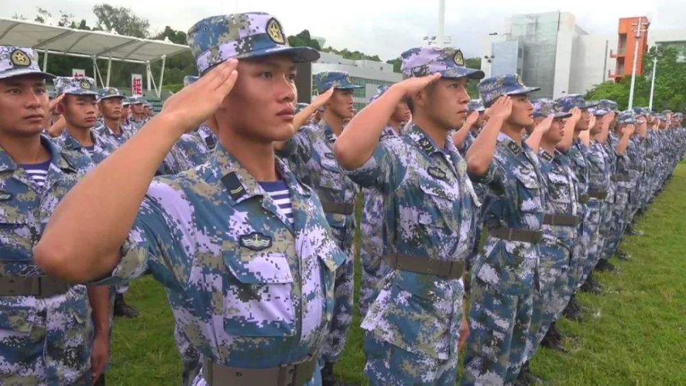 驻香港部队雨中升旗彰显履行使命信心能力