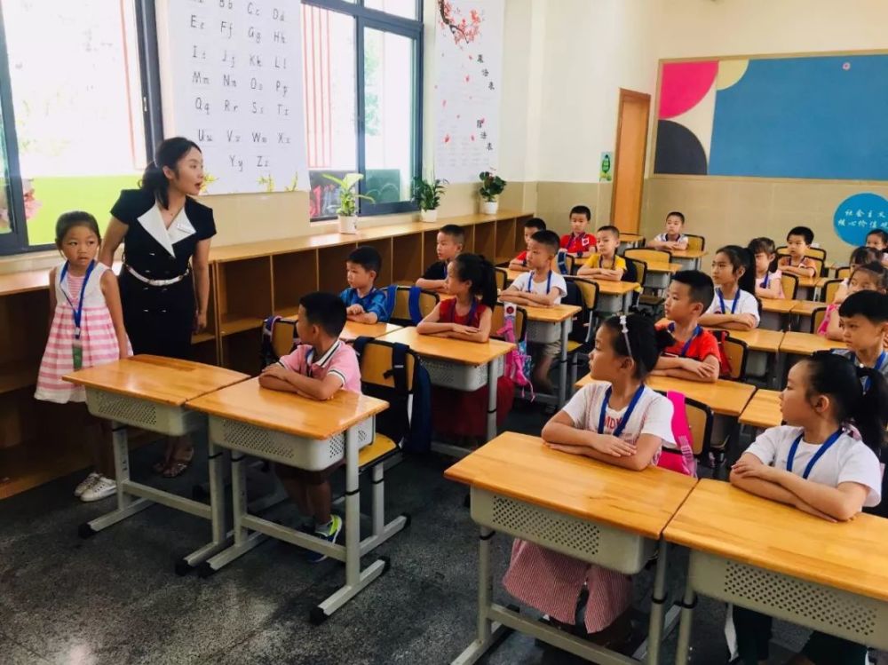 抓住夏末的尾巴,触嗅金秋的芳香,8月29日,天府新区第四小学迎来了一批