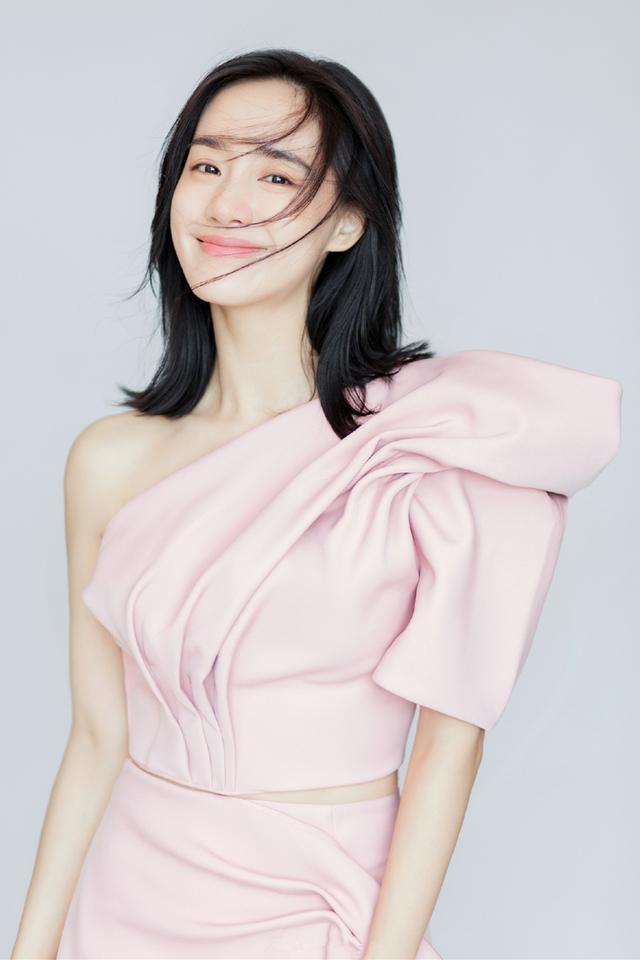 被称为"清纯女神"秋雅的扮演者王智,真实是性感热辣的功夫女星,网友赞