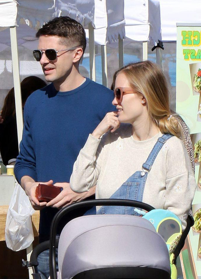 阿什莉欣肖推婴儿车与丈夫谈笑秀甜蜜梳马尾俏皮又可爱